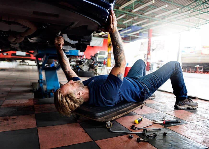 Monteur in de werkplaats van Autoservice Ucar